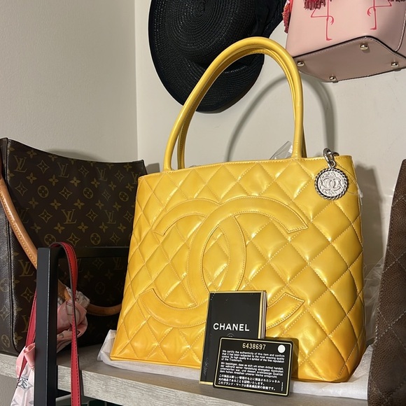 CHANEL Medallion Tote Bag A01804 Patent leather Yellow Used Women - Picture 16 of 17